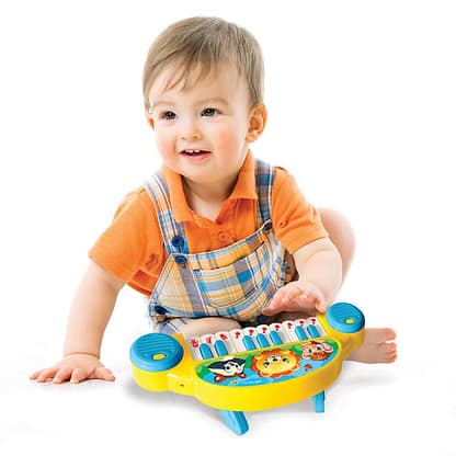 malchik-s-muzykalnoy-igrushkoy