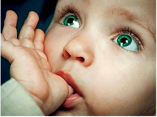 rebenok-soset-palets