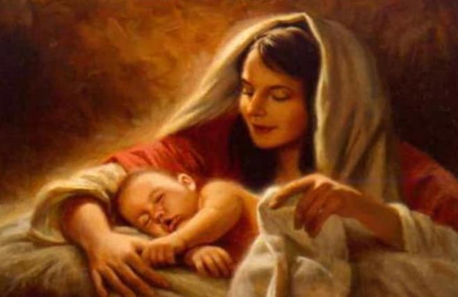 мать укладывает спать младенца