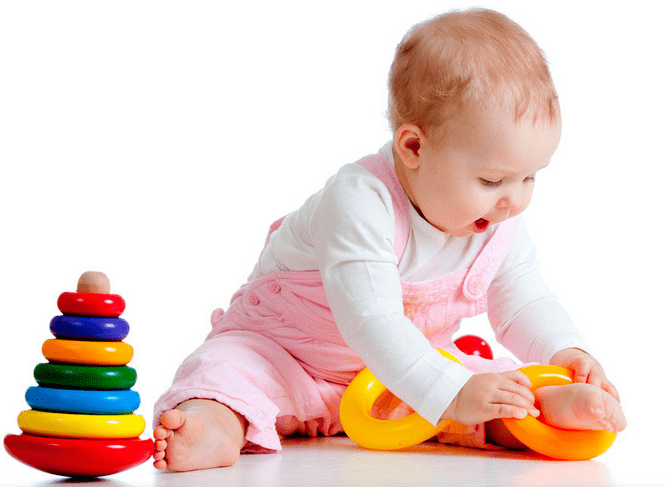 rebenok-s-piramidkoy