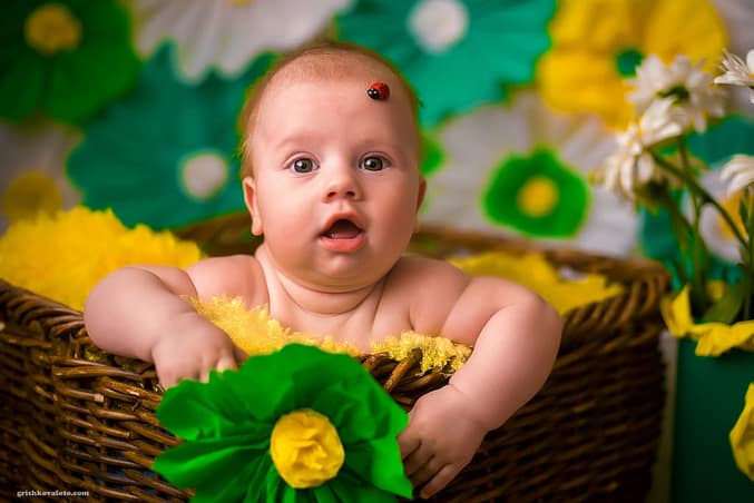 rebenok-s-bozhey-korovkoy