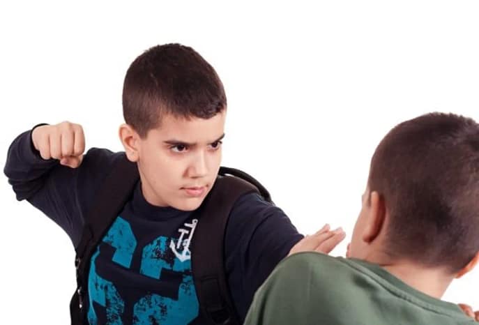 подросток бьет одноклассника