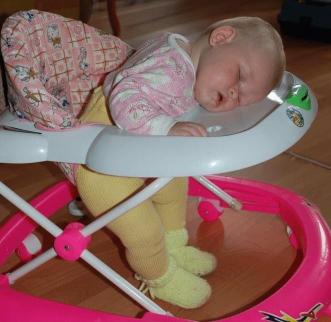 rebenok-spit-v-hodunkah