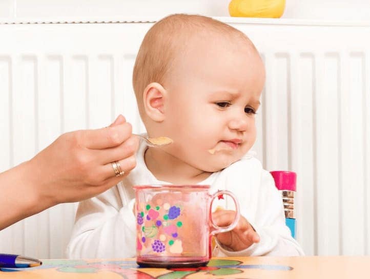 ребенок 9 месяцев отказывается есть. Он отворачивается от ложки с едой, которую ему протягивает мать