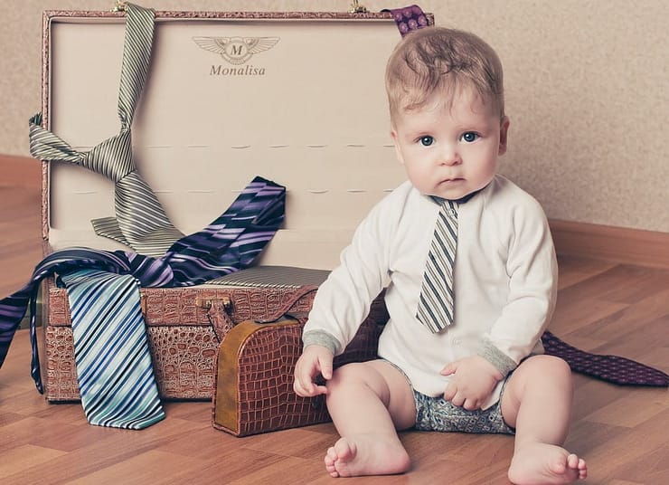 mladenets-s-chemodanom