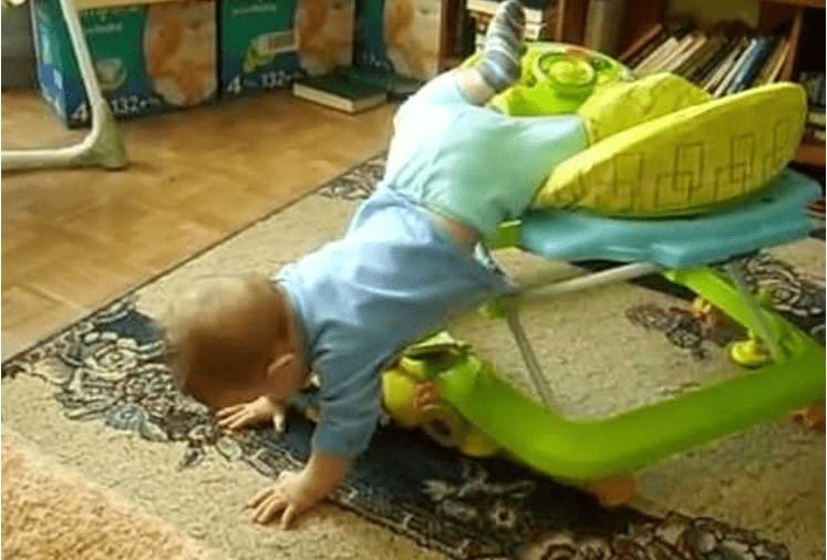ребенок вылазит из ходунков