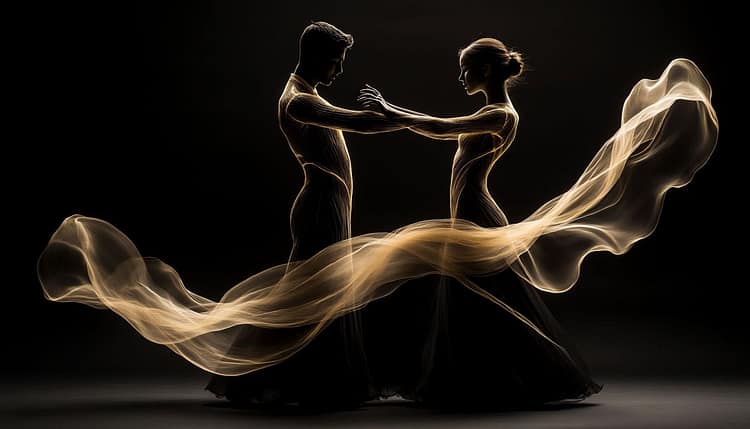 Два силуэта, танцующих вальс в пустом пространстве. Их формы выполнены из нежных белых линий и световых шлейфов на темном фоне. Стекающая ткань выглядит как элегантные мазки кисти и каллиграфические росчерки. Минималистская композиция, сосредоточенная на грациозной дуге танца. Ощущение невесомого парения. Монохромное с золотыми акцентами.