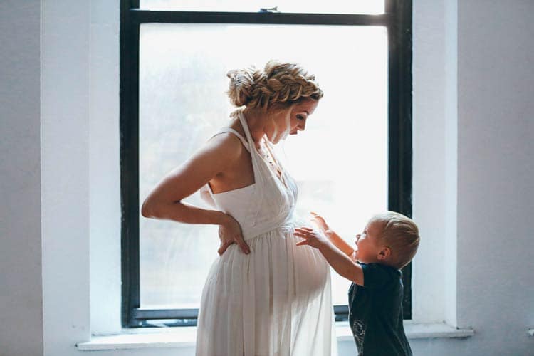 беременная разговаривает со старшим сыном