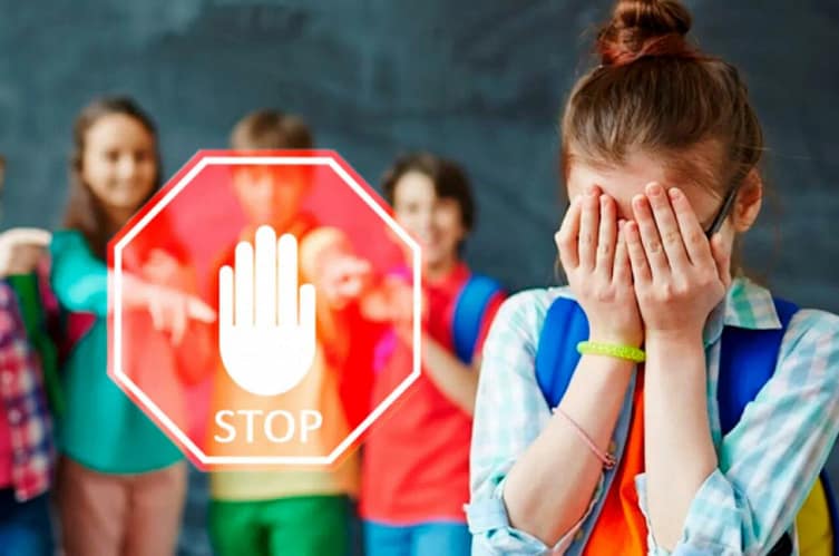 затравленная одноклассниками девочка стоит одна. плачет, закрывает лицо руками