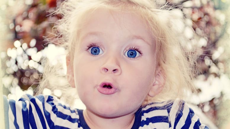 удивленная дошкольница