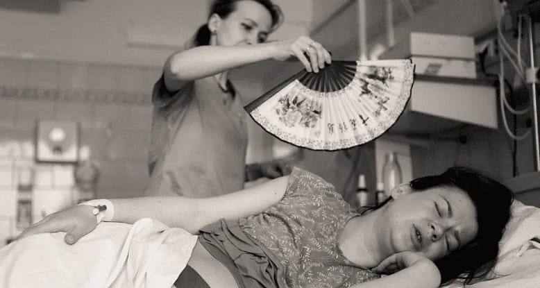 сестра участвует в партнерских родах: машет веером над роженицей