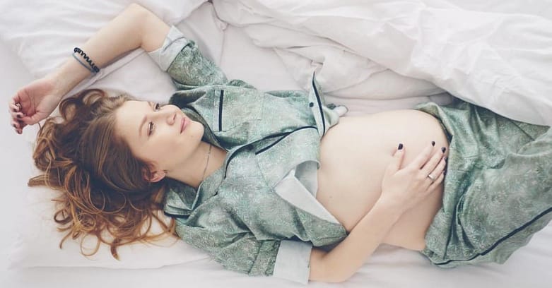 фотосессия беременной на кровати в пижаме