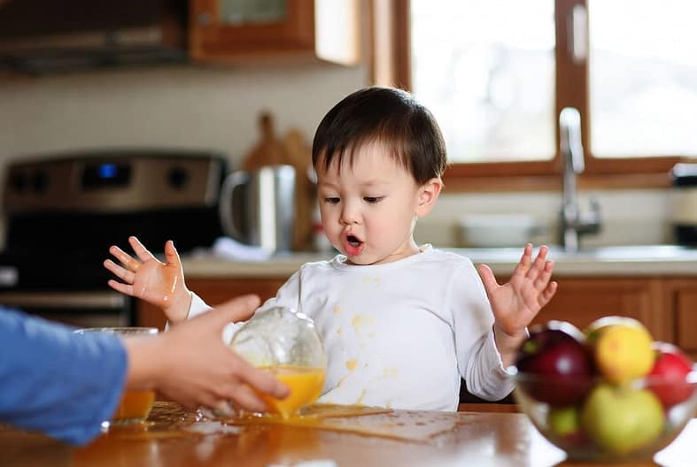 дошкольник разлил сок на столе