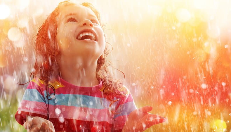 дети и радуга, девочка стоит под дождем и радуется ему