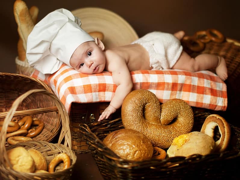 rebenok-s-bulochkami