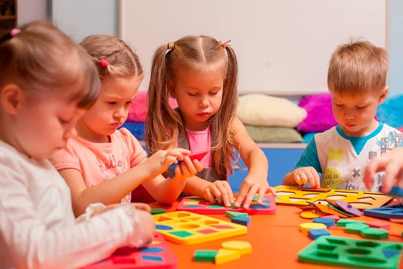 дети играют в игры на развитие мышления