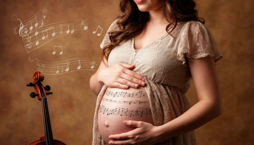 фотосессия беременной на животе которой нарисованы ноты