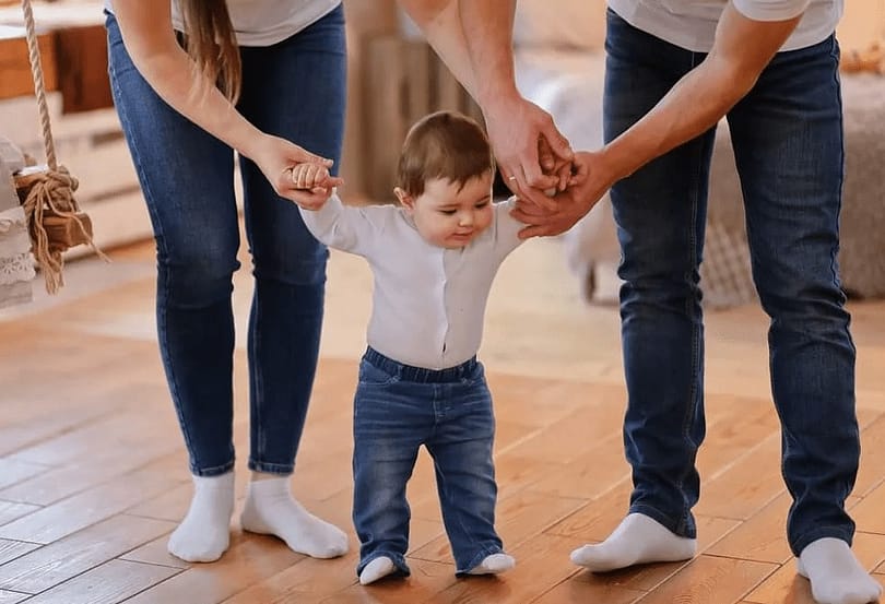 roditeli-uchat-rebenka-hodit