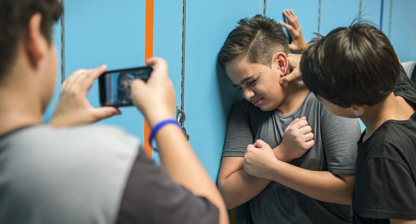 школьные буллеры обижают ребенка, а одноклассник снимает издевательства на телефон