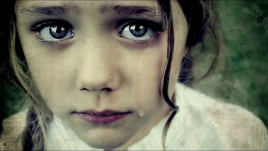 девочка горько плачет, по ее лицу текут слезы